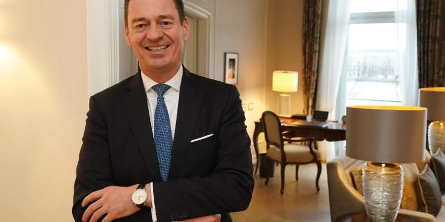 Hotel-Direktor Ingo C. Peters in einer Suite des Grandhotels «Vier Jahreszeiten». Foto: Marcus Brandt/dpa