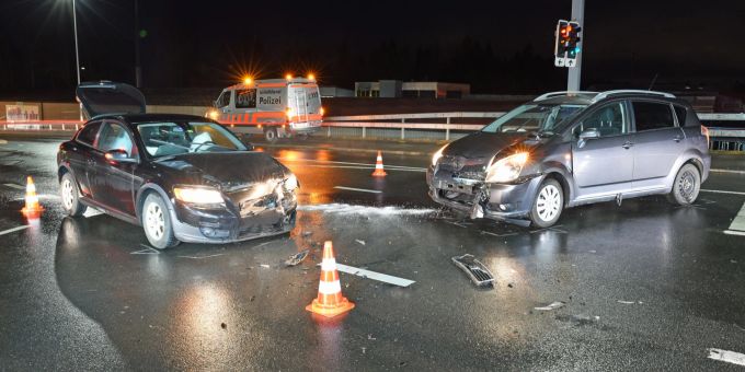Kollision zwischen zwei Personenwagen – zwei Personen leicht verletzt Kollision zwischen zwei Personenwagen – zwei Personen leicht verletzt