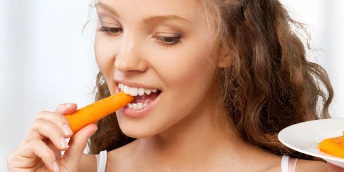 Karotten enthalten viel Betacarotin, das der Körper in Vitamin A umwandelt. Karotten enthalten viel Betacarotin, das der Körper in Vitamin A umwandelt.
