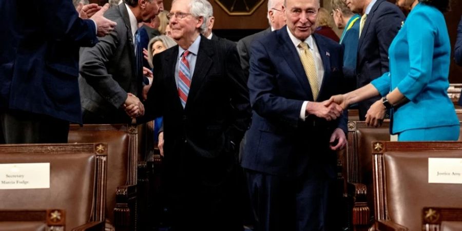 Mitch McConnell (L) und Chuck Schumer (R)