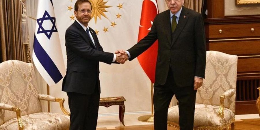 Der türkische Präsident Recep Tayyip Erdogan (r) empfängt seinen israelischen Amtskollegen Izchak Herzog im Präsidialkomplex in Ankara. Foto: Haim Zach/GPO/dpa