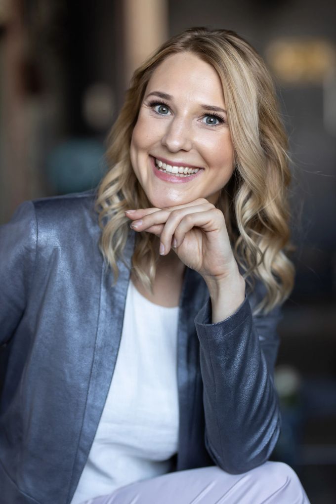 Vanessa Gericke ist als psychologische und systemische Beraterin sowie Dating-Coach in Frankfurt/Main tätig. Frau Porträtfoto blond