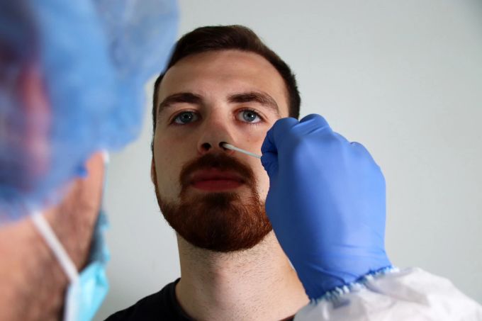 Nur wenn das Stäbchen genügend tief eingeführt wird, ist der Test aussagekräftig. Mann lässt sich testen