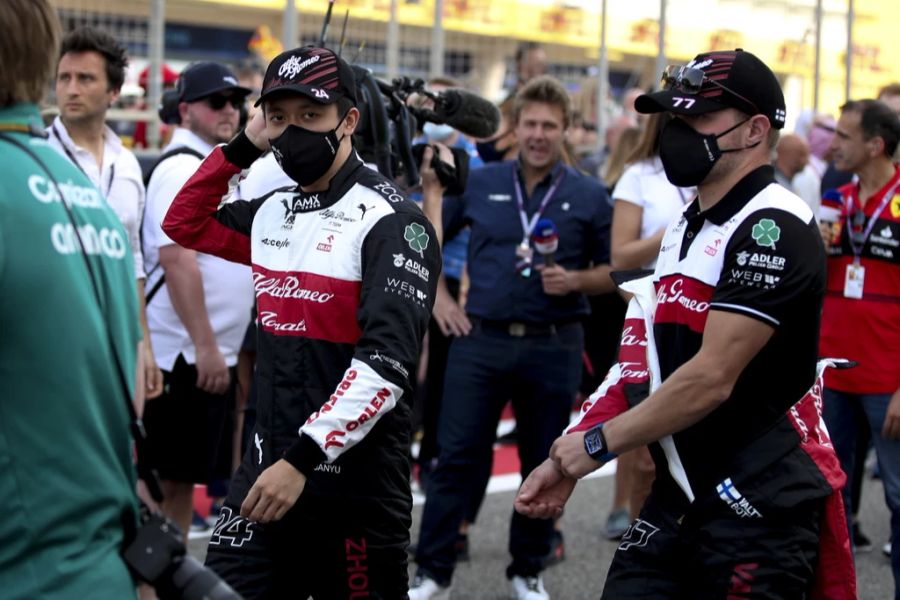 Die Alfa-Sauber-Piloten Valtteri Bottas (r.) und Zhou Guanyu (l.) fuhren beide schon in die Punkte.