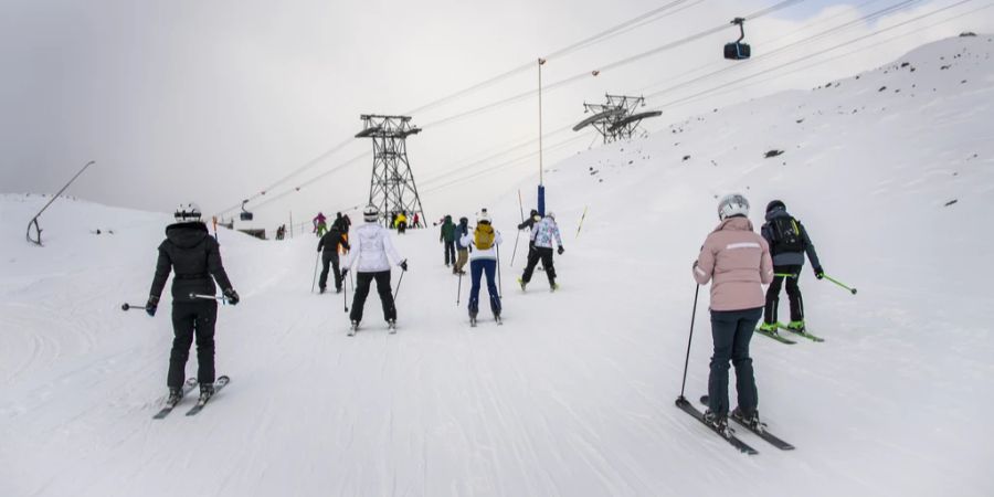 Skifahrer auf einer Piste in Zermatt.