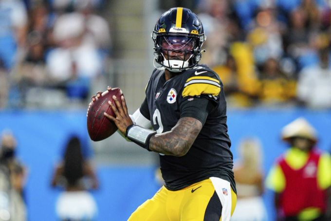 Dwayne Haskins (†24) sollte bei den Pittsburgh Steelers um einen Startplatz in der NFL kämpfen. Am 9. April verstarb der Quarterback bei einem Unfall in Florida. Dwayne Haskins NFL
