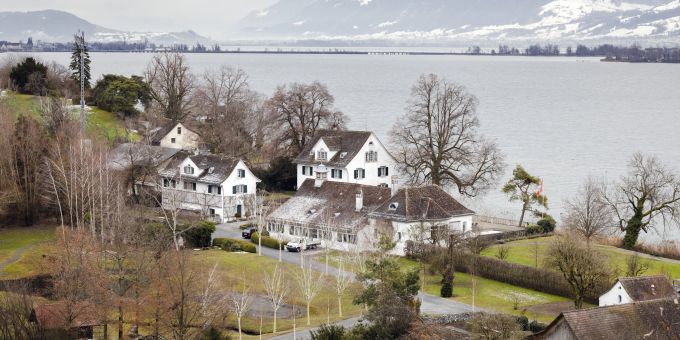Tina Turners Anwesen in Stäfa umfasst zehn Gebäude, einen Teich, einen Bach, einen Swimmingpool und einen privaten Bootssteg. tina turner