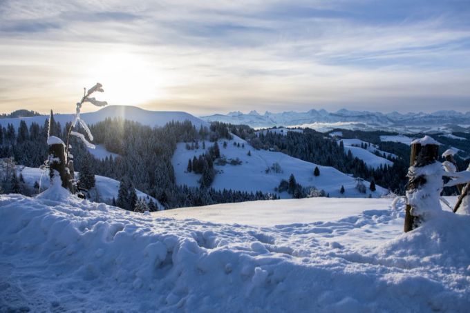 Morgenstimmung mit Blick ins verschneite und winterliche Emmental und die Berner Alpen. Morgenstimmung