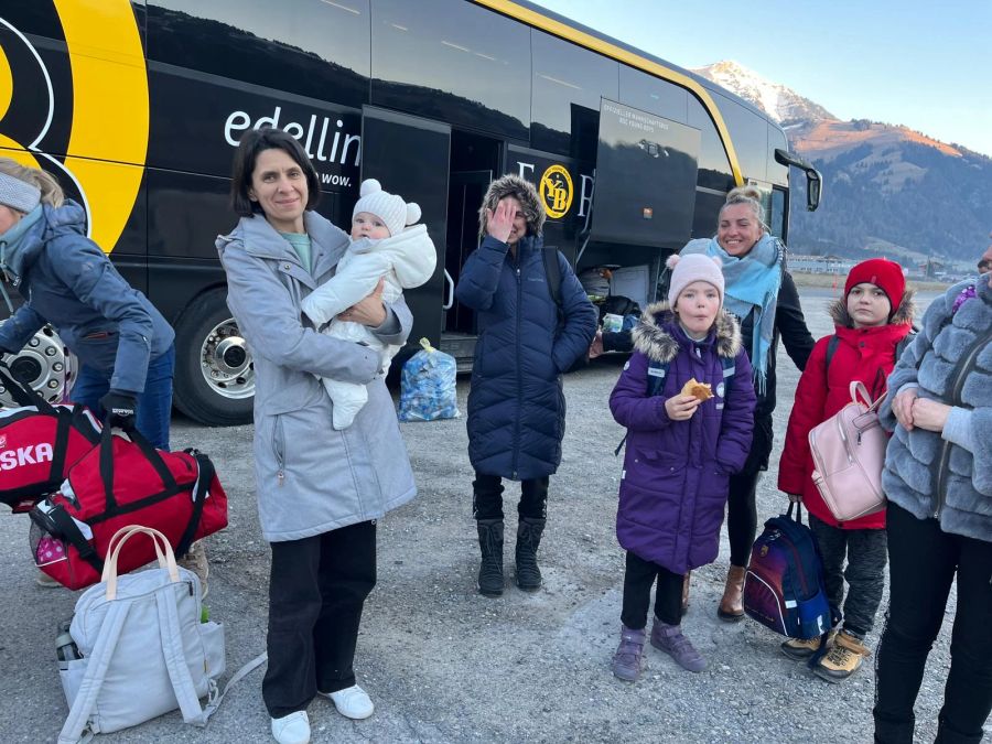 Lina (l.) organisierte den Transport, «Helpnet Frutigland» sorgte anschliessend dafür, dass die Flüchtenden in Privatwohnungen verteilt werden.