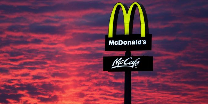 Das Schild eines McDonald's-Restaurant. McDonald's