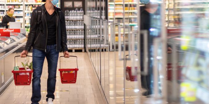 Die staatlich verordnete Maskenpflicht beim Einkaufen fällt in weiten Teilen Deutschlands weg, wenn die Geschäfte am Montag öffnen - gewisse Schutzvorkehrungen könnten aber bleiben. Die staatlich verordnete Maskenpflicht beim Einkaufen fällt in weiten Teilen Deutschlands weg, wenn die Geschäfte am Montag öffnen - gewisse Schutzvorkehrungen könnten aber bleiben.