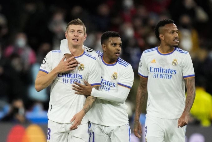 Toni Kroos jubelt mit seinen Team-Kameraden. Toni Kroos
