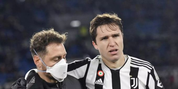 Juve-Profi Federico Chiesa (r) fällt längerfristig aus. Juvnetus