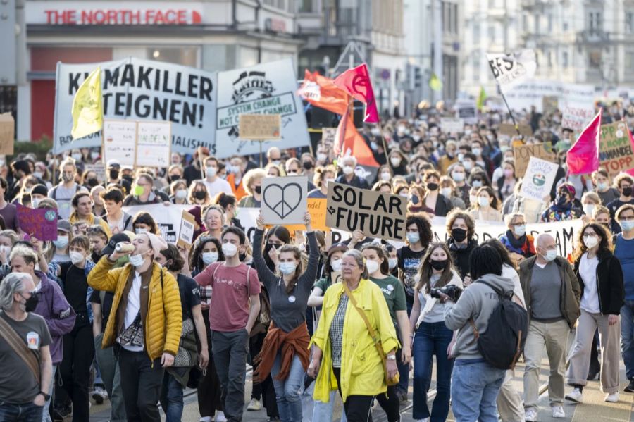 Die Klimaprotestler sind gegen neue Gaskraftwerke.