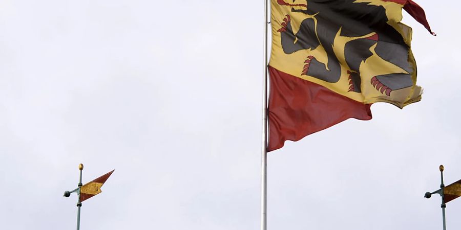 Die Berner Fahne flattert auf dem Rathaus. Der Kanton wählt heute eine neue Regierung und ein neues Parlament.