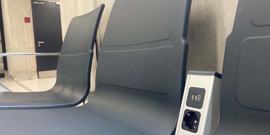 Eine Bank mit Steckdosen steht im Terminal 1 des Flughafens Berlin Brandenburg zur Verfügung.