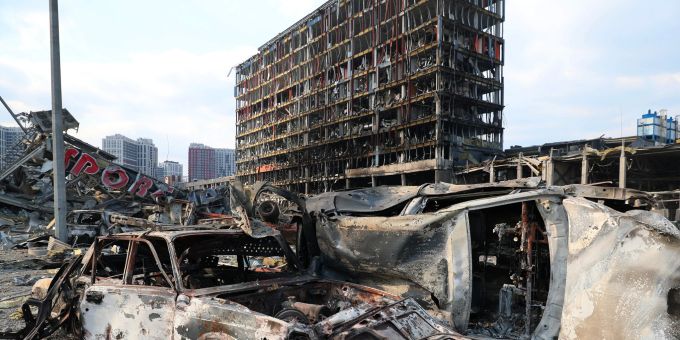 Blick auf das Einkaufszentrum, das am 21. März 2022 bei einem russischen Angriff auf Kiew durch Beschuss beschädigt wurde. Ukraine Krieg Kiew
