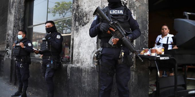 Schwer bewaffnete Polizisten bewachen die Strassen in der Innenstadt von San Salvador. Schwer bewaffnete Polizisten bewachen die Strassen in der Innenstadt von San Salvador.