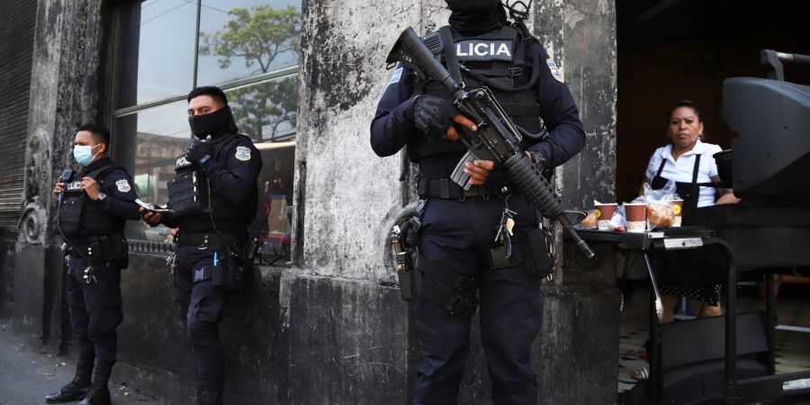 Schwer bewaffnete Polizisten bewachen die Strassen in der Innenstadt von San Salvador.
