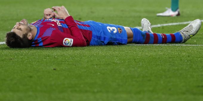 Gerard Pique (FC Barcelona) liegt auf dem Platz. FC Barcelona Gerard Pique
