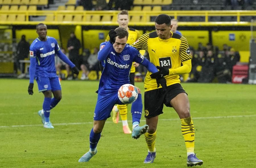 Manuel Akanji (r.) steht beim BVB noch bis im Sommer 2023 unter Vertrag.