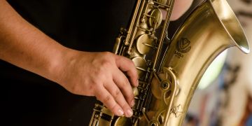 Person spielt Saxophon