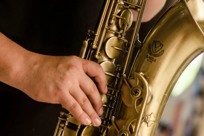 Person spielt Saxophon