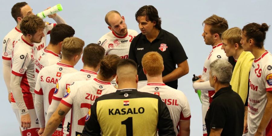 SG Wädenswil/Horgen-Trainer Predrag Milicic instruiert sein Team im Time-out. - Horgen