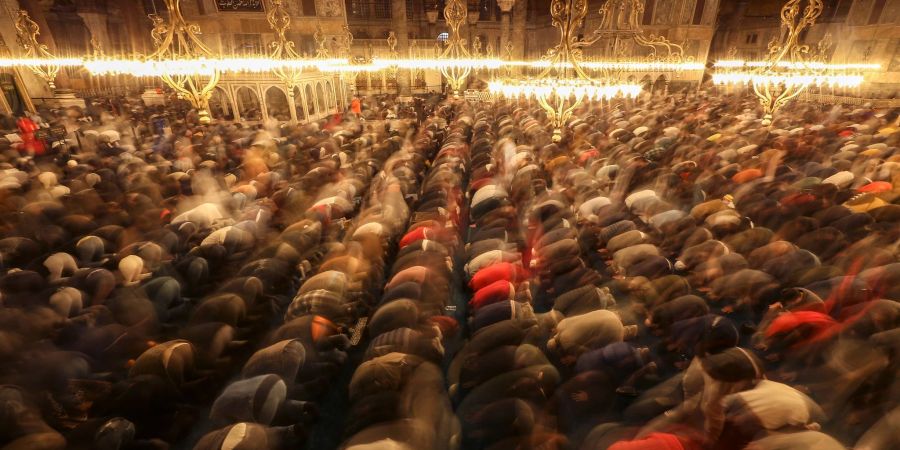 Muslime verrichten in der Hagia-Sophia-Moschee in Istanbul das erste «Tarawih»-Abendgebet des heiligen Fastenmonats Ramadan.