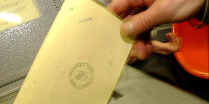 Das Stimmvolk hat am 13. Februar zweimal für die die Gesundheit der Bevölkerung und zweimal gegen neue Finanzierungsquellen für Firmen und Konzerne gestimmt. Das hat eine Nachbefragung und Analyse des eidgenössischen Urnengangs ergeben. (Symbolbild) Das Stimmvolk hat am 13. Februar zweimal für die die Gesundheit der Bevölkerung und zweimal gegen neue Finanzierungsquellen für Firmen und Konzerne gestimmt. Das hat eine Nachbefragung und Analyse des eidgenössischen Urnengangs ergeben. (Symbolbild)