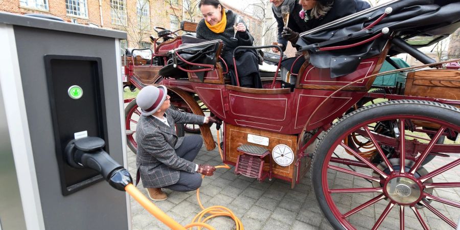 Wo ist denn das Pferd? Was aussieht wie eine alte Kutsche, fährt mit elektrischem Strom und ist Leipzigs erste E-Kutsche.