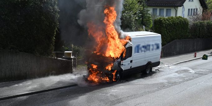 Brennender Lieferwagen. St.Gallenkappel SG