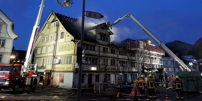 In Wattwil SG kam es am frühen Dienstagmorgen zu einem Hausbrand. Flächenbrand