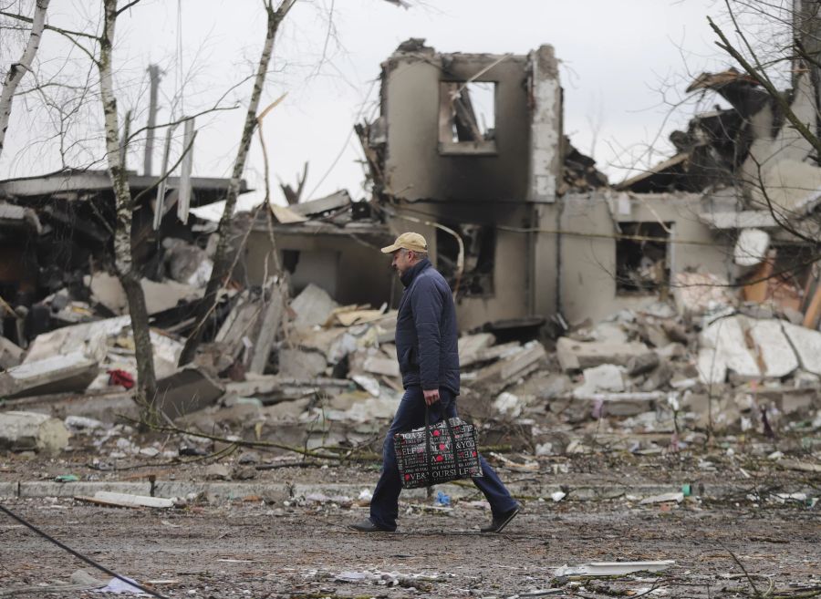 Ein Mann geht am 3. März 2022 an einem zerbombten Gebäude in Borodjanka vorbei.