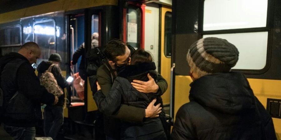 Ein Ukrainer verabschiedet sich am Prager Bahnhof