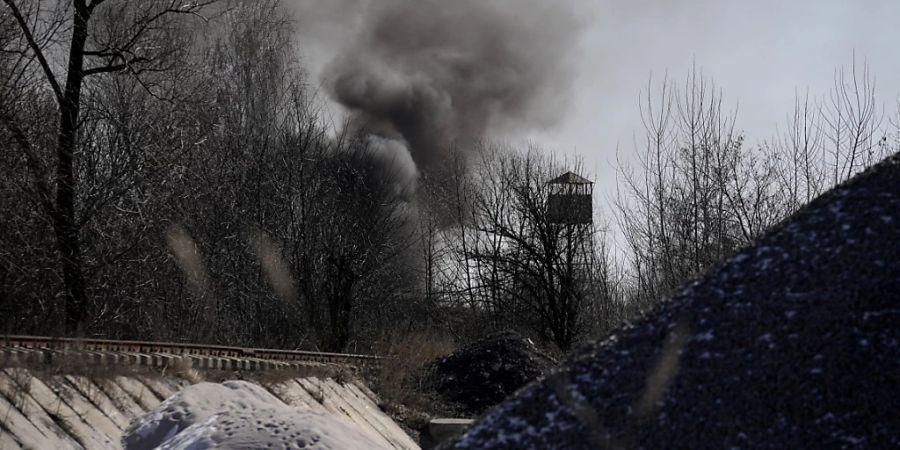 Rauch von Granatenbeschuss steigt zwischen Bäumen auf. Foto: Vadim Ghirda/AP/dpa