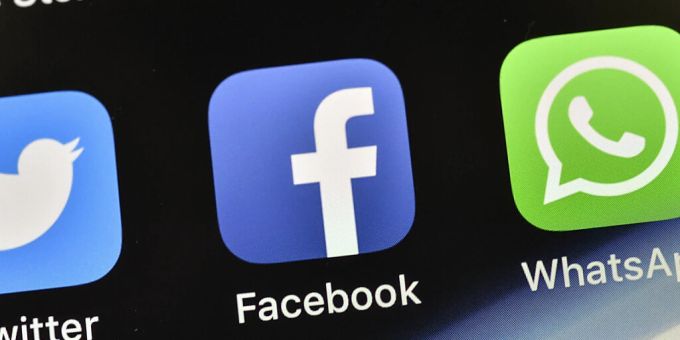 Die Apps Twitter, Facebook und WhatsApp auf einem Handy. Handy