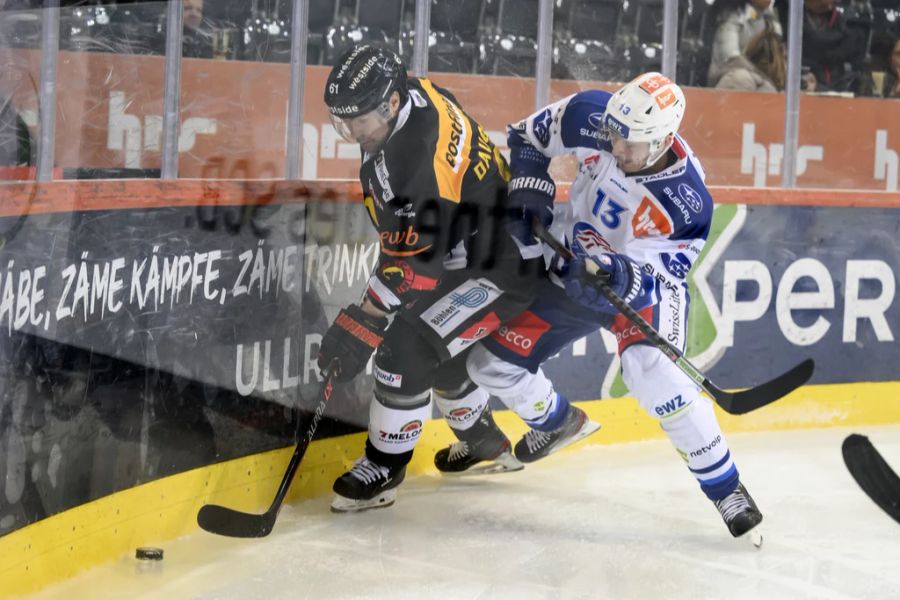 Berns Kaspar Daugavins (l.) im Duell mit dem Zürcher Justin Sigrist (r.).