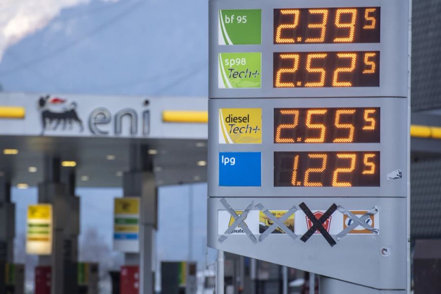 Eine Eni Tankstelle an der A-2 Autobahnraststätte Erstfeld präsentiert seine Benzinpreise am Donnerstag, 10. März 2022, in Erstfeld im Kanton Uri.