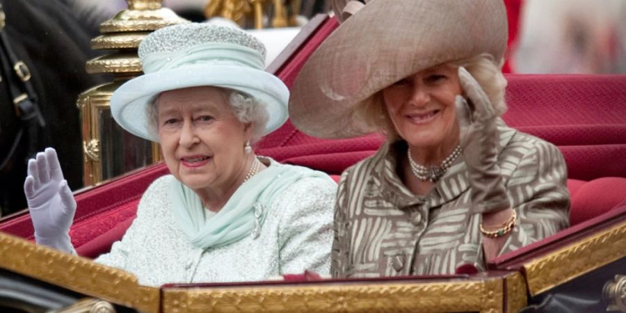 ARCHIV - Das Archivfoto aus dem Jahr 2012 zeigt Queen Elizabeth II. und Herzogin Camilla.