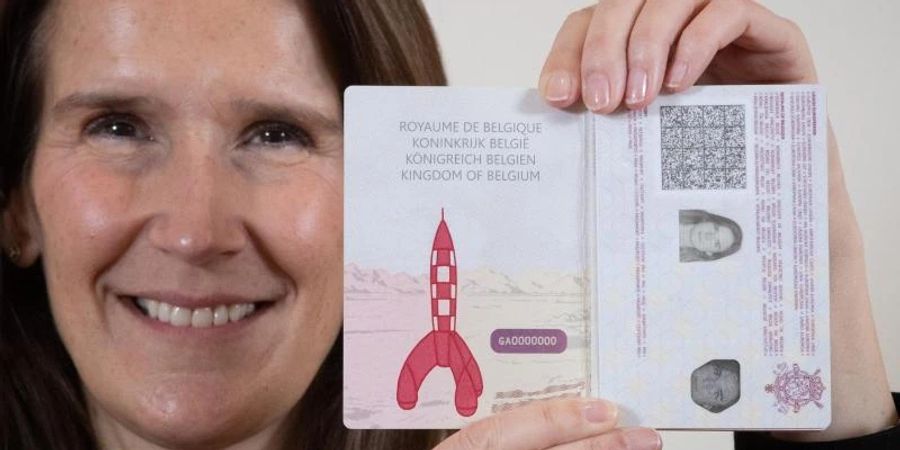 Die belgische Aussenministerin Sophie Wilmes mit dem neuen belgischen Reisepass mit einer Zeichnung der Rakete von "Tim und Struppi". Foto: Benoit Doppagne/BELGA/dpa