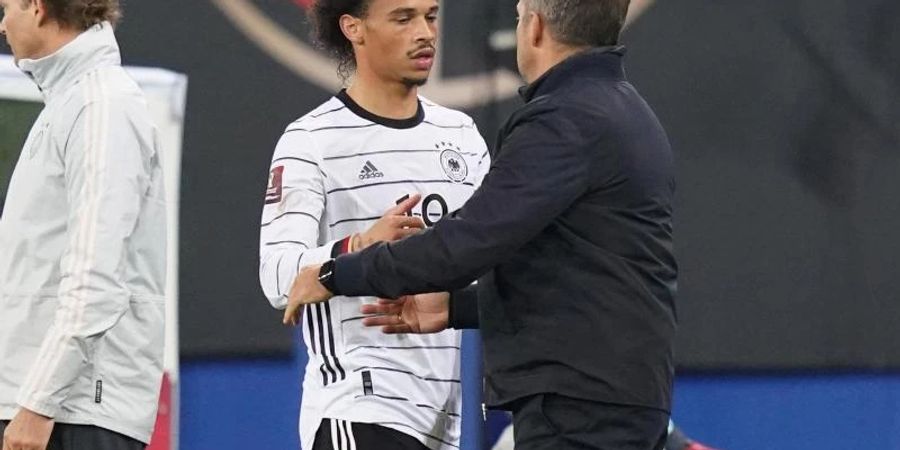 Zufriedener Bundestrainer: Hansi Flick (r) freut sich über die Entwicklung von Leroy Sané. Foto: Marcus Brandt/dpa