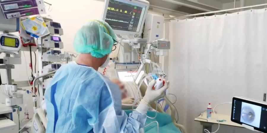 Aktuelle Zahlen ergeben: Fast zwei Drittel der neuaufgenommenen Corona-Patienten auf Intensivstation sind ungeimpft. Foto: Bodo Schackow/dpa-Zentralbild/dpa
