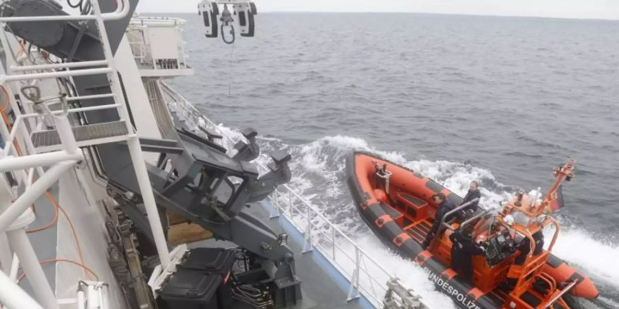 Die Bundespolizei simuliert mit einem Schlauchboot einen Piratenangriff. Foto: picture alliance / dpa