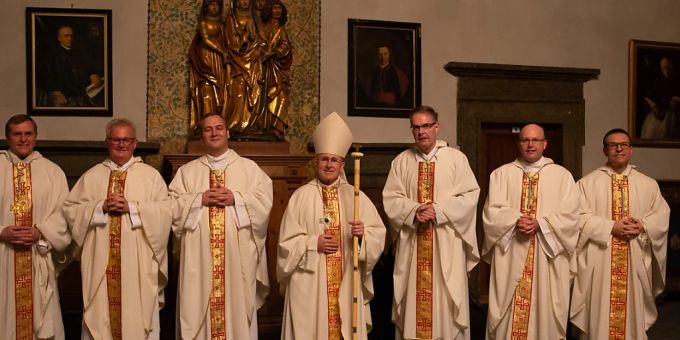 Die neuen Domherren unter Bischof Bonnemain (in der Mitte): Wilhelm Wolf, Adrian Lüchinger, Luis Varandas, Albert Fischer, Jürg Stuker, und Daniel Krieg. Bistum Chur