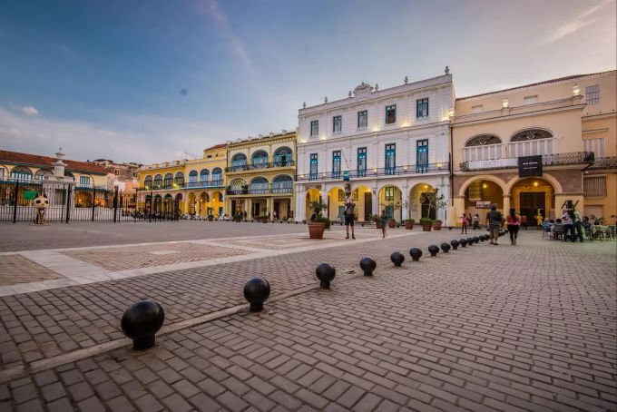 Bummeln an der Plaza Vieja in Havanna – die Hauptstadt Kubas lassen sich Reisende bei einem Besuch des Landes in der Regel nicht entgehen. Plaza Ciudad antigua Kolonialgebäude Pflastersteine