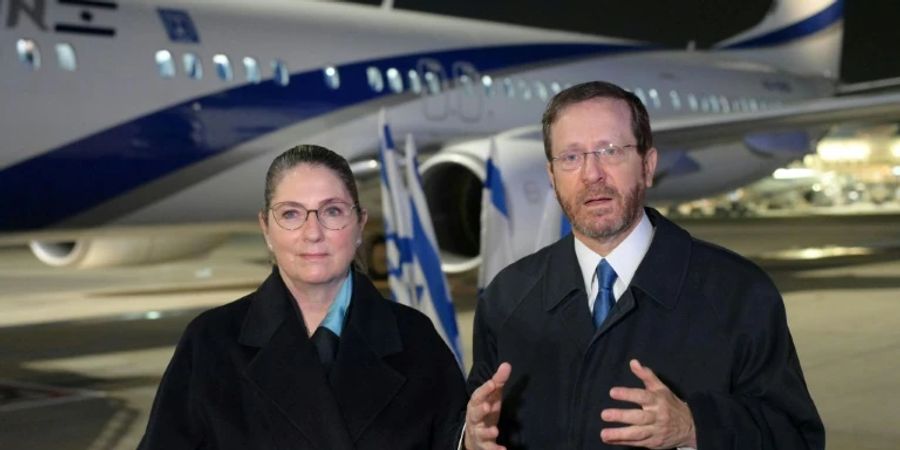 Israels Präsident Herzog mit Ehefrau vor seinem Abflug