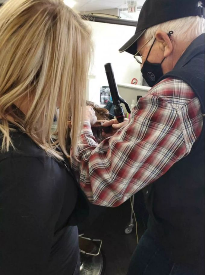 Der 79-jährige Rentner will seiner Frau helfen, ihre Haare zu stylen. Good News Rentner Kosmetik