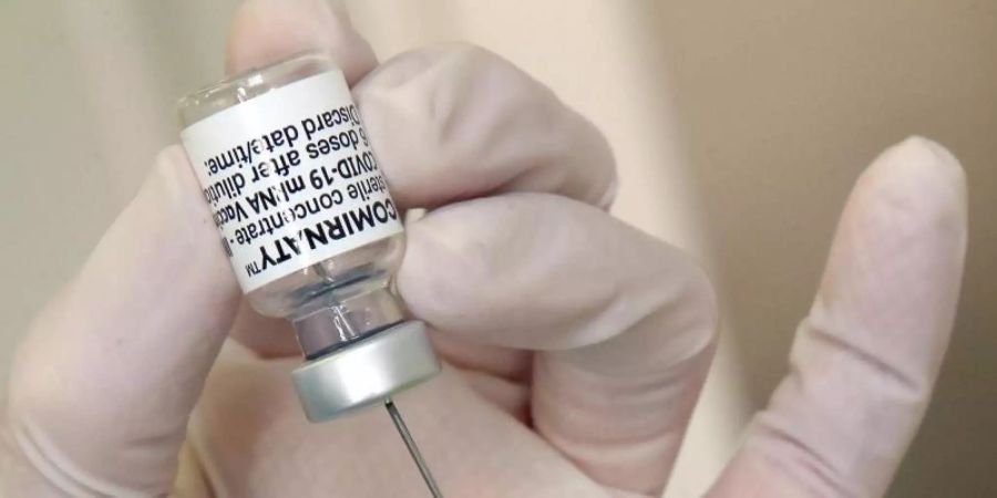 Die Verfasser einer Studie über den Biontech-Impfstoff betonen: Der Erhalt nur einer Spritze könnte einen kürzeren Schutz-Zeitraum bedeuten, insbesondere in Gegenden mit neuen Coronavirus-Varianten. Foto: Wolfgang Kumm/dpa