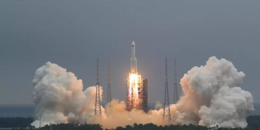 Das zentrale Raketensegment, das den 22,5 Tonnen schweren Kern von Chinas neuester Raumstation in die Umlaufbahn gebracht hat, soll am Samstag an einem unbekannten Ort wieder auf die Erde stürzen. Foto: Ju Zhenhua/Xinhua via AP/dpa